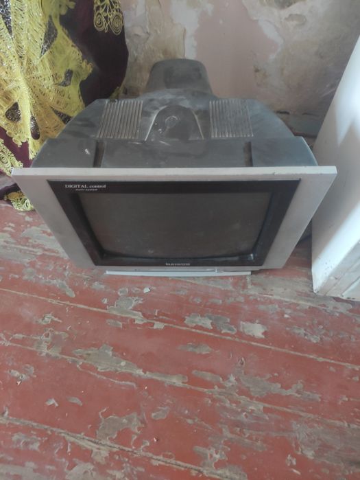 Телевизор б/у в нормальном состоянии