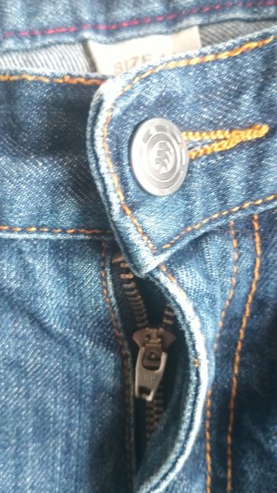 Продавам дамски дънки Element