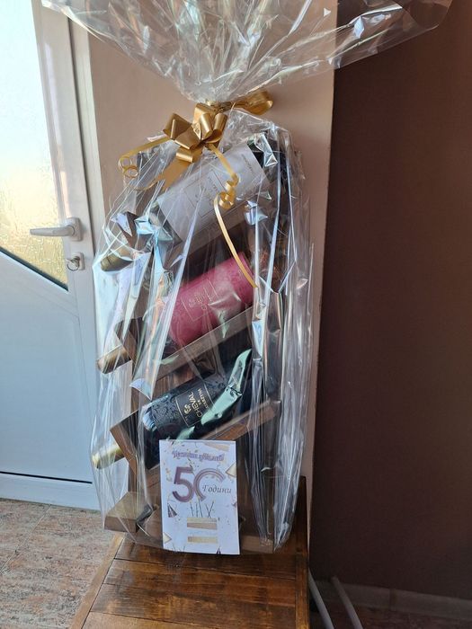 Стойка за вино и чаши