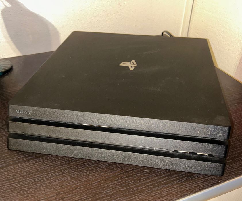 Playstation 4 pro 1 TB + 2 controllere + joc Fifa (19,20,21,22)