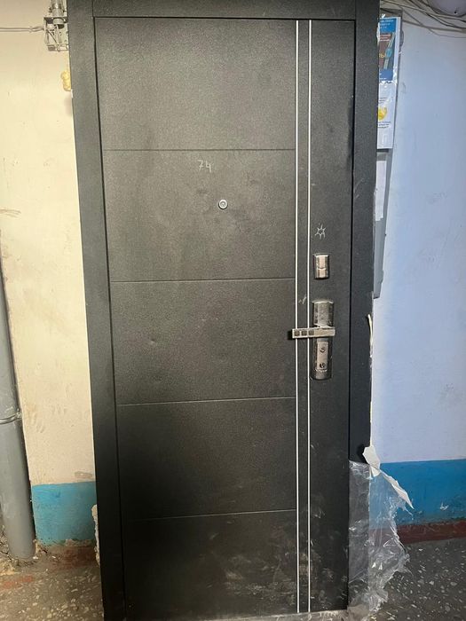 Продам входную дверь