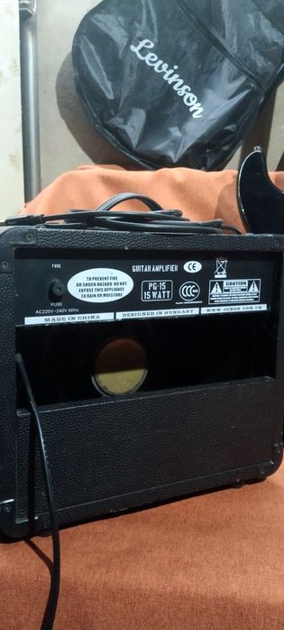 Электрогитара с комбоусилителем