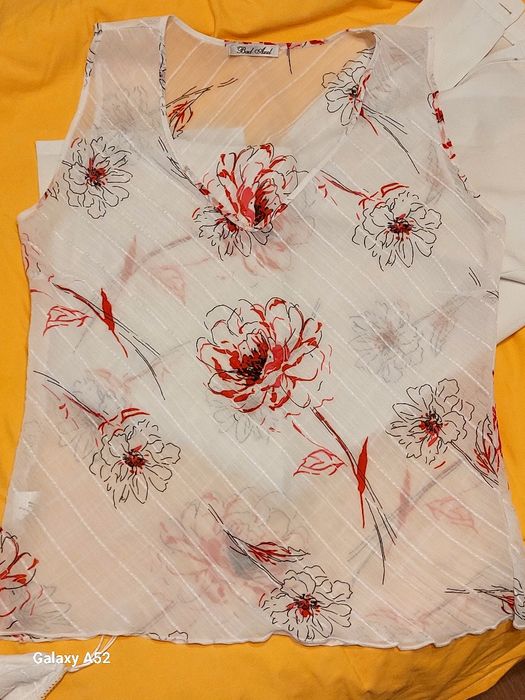 Costum de culoare albă format din patru piese.