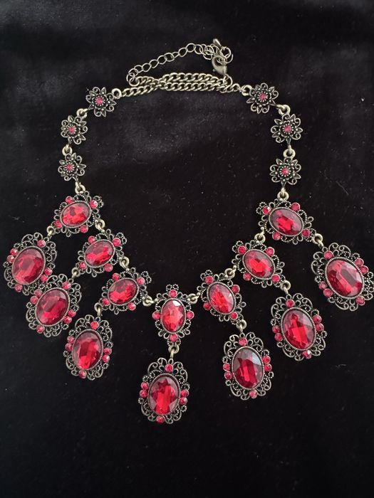 Колье с красными камнями