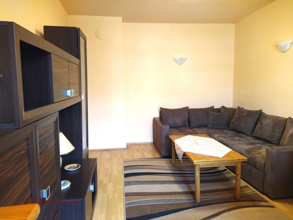 Практичен двустаен в Бъкстон на хубаво място