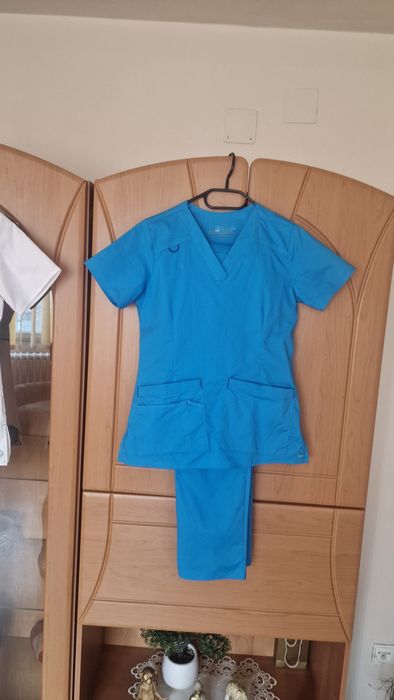 Vând uniforma medicala