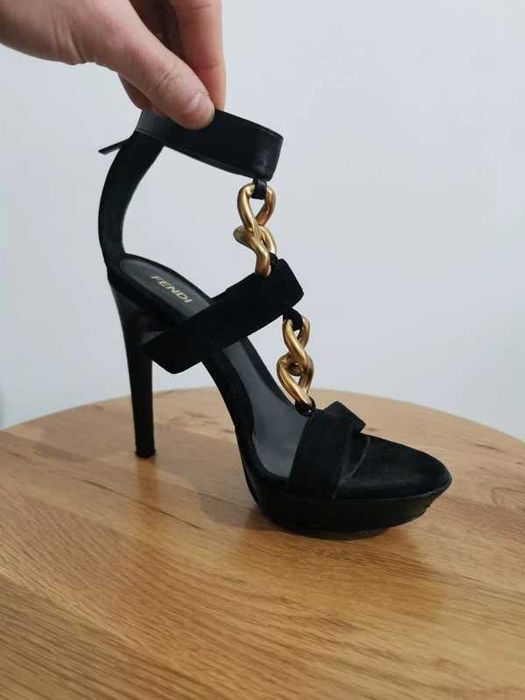 Sandale FENDI negre cu toc înalt și lanț auriu-Made in Italy