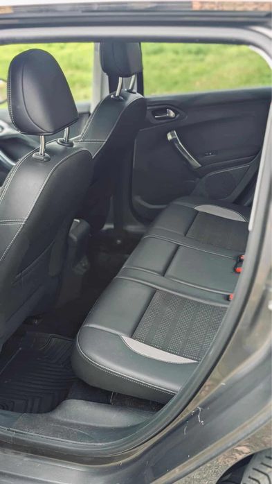 Peugeot 2008 PureTech Panoramic . Masina are numere rosii