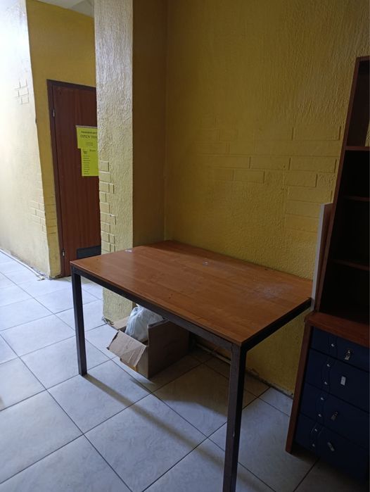 Стол конкретнный