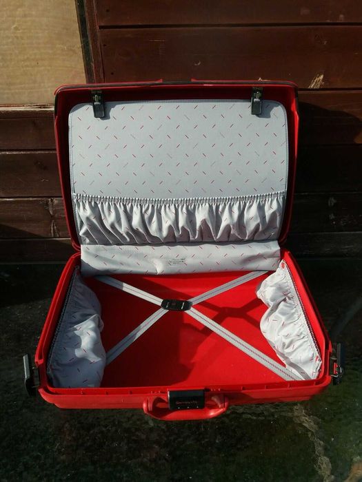 Valiza rosie Mos Craciun / plastic Carlton, Samsonite se muta pe Publi