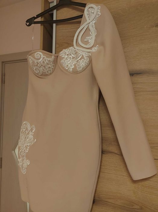 Бандажна бежава рокля