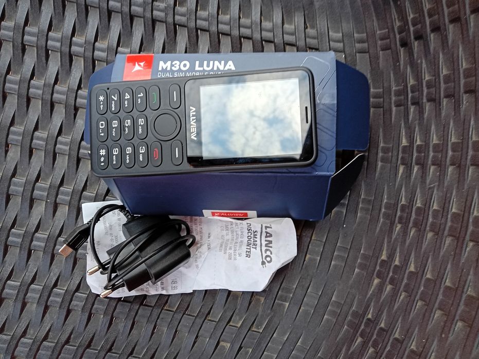Vand telefon nou acum desfăcut pentru poze