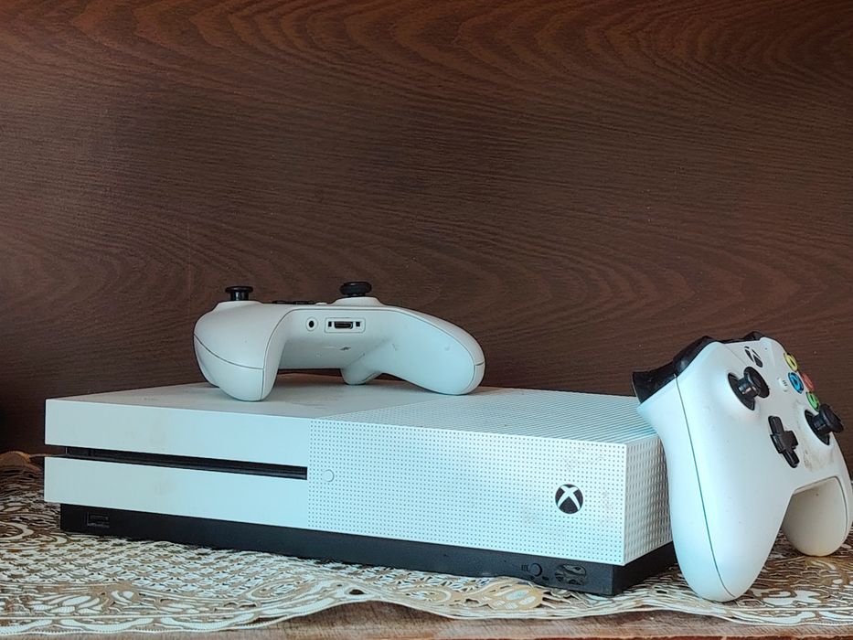Xbox one s с фифой 20