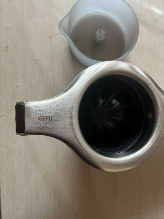 Продавам ръчна цитрус преса с контейнер LEMON PRO, GEFU Германия