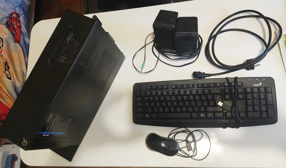 Acer Aspire X1430 + захр. кабел + 2 тонколонки + мишка и клавиатура