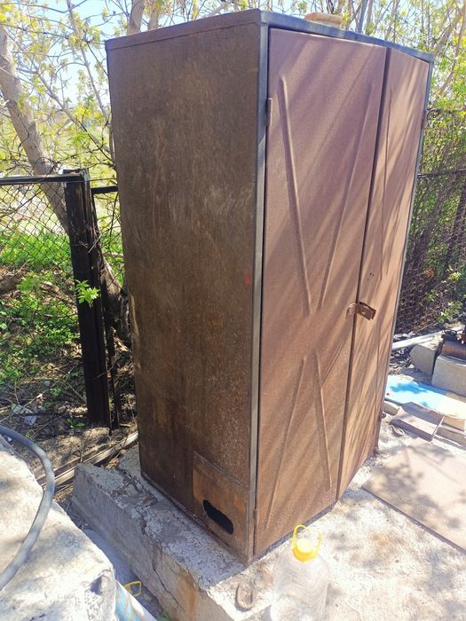 Продам железный шкаф