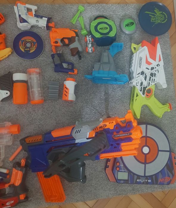 Colecție pistoale și ținte de jucărie NERF