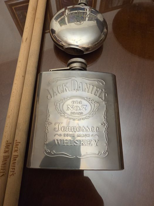 Butelcuta, plosca, bețe de tobă Jack Daniels. Colecție