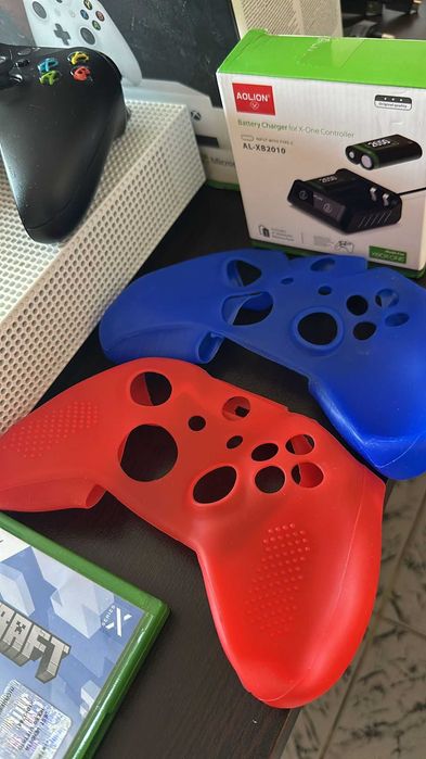 Xbox one S, 1 TB, игри, зарядно, калъфи