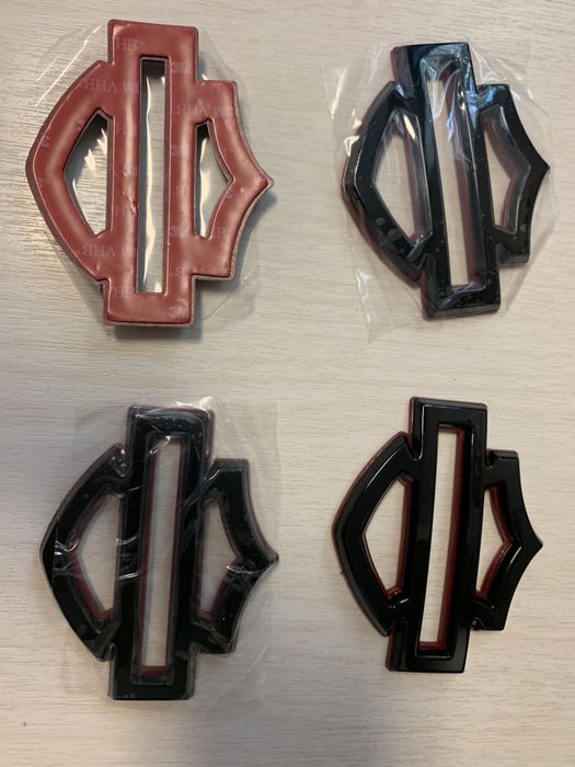 Harley CVO, FAT BOB, V-ROD embleme metalice rezervor si casca