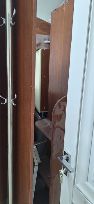 Продаю сотилади б/у мебель доска тумба  ва полкалар. Регистратура стом