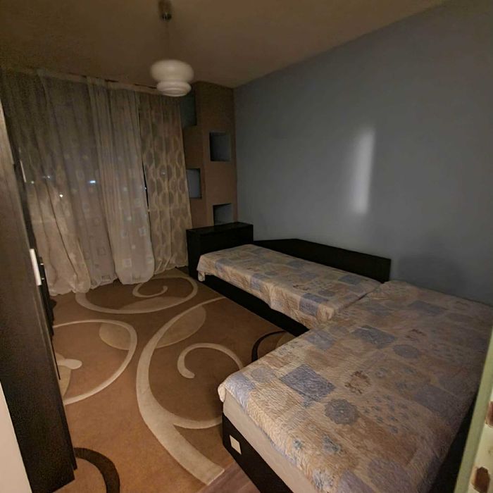 Отдава се под наем просторен тристаен апартамент – Центъ