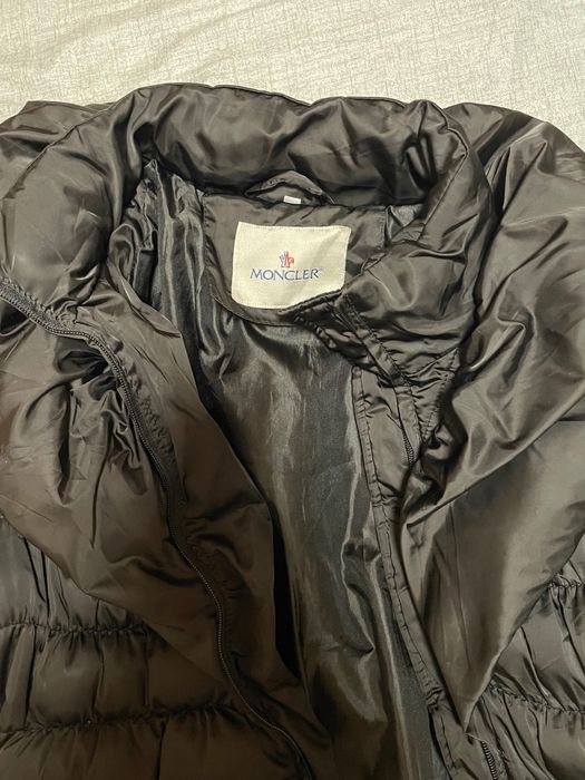 Geaca Moncler nepurtata