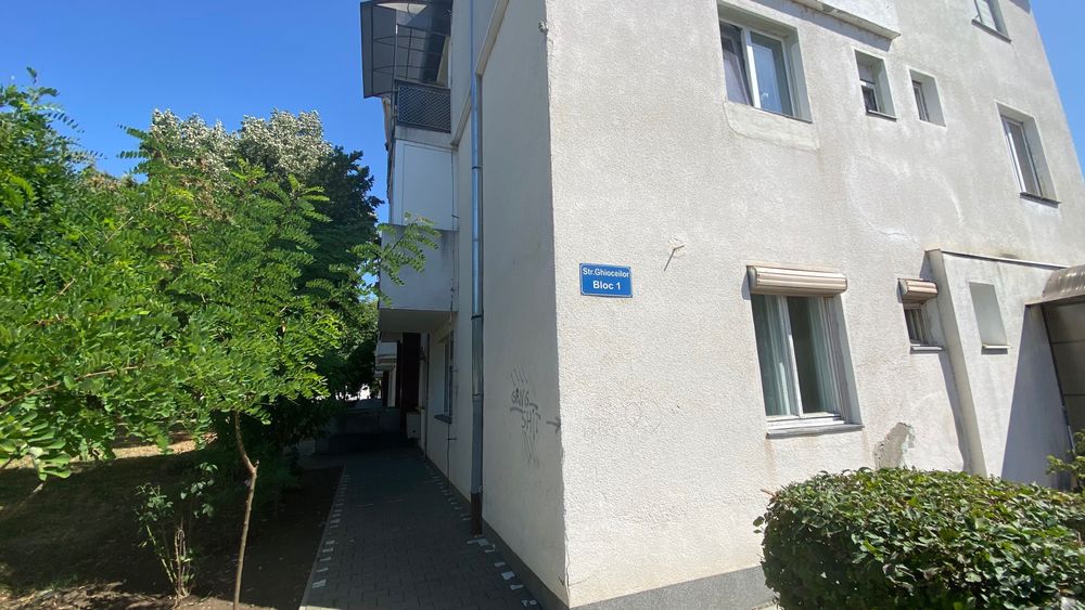 Vânzare apartament cu două camere, bloc de cărămidă, parter în bloc de 2 etaje, teren concesionat în față, adaptat pentru investiție sau locuință