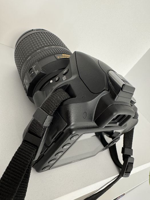 Nikon D3300 + Nikon AF-S 18-140mm VR + Geanta + Card SDHC 32GB