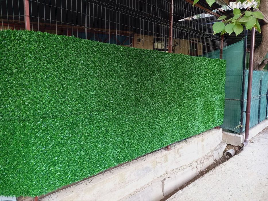 Suniy gazon va zabor