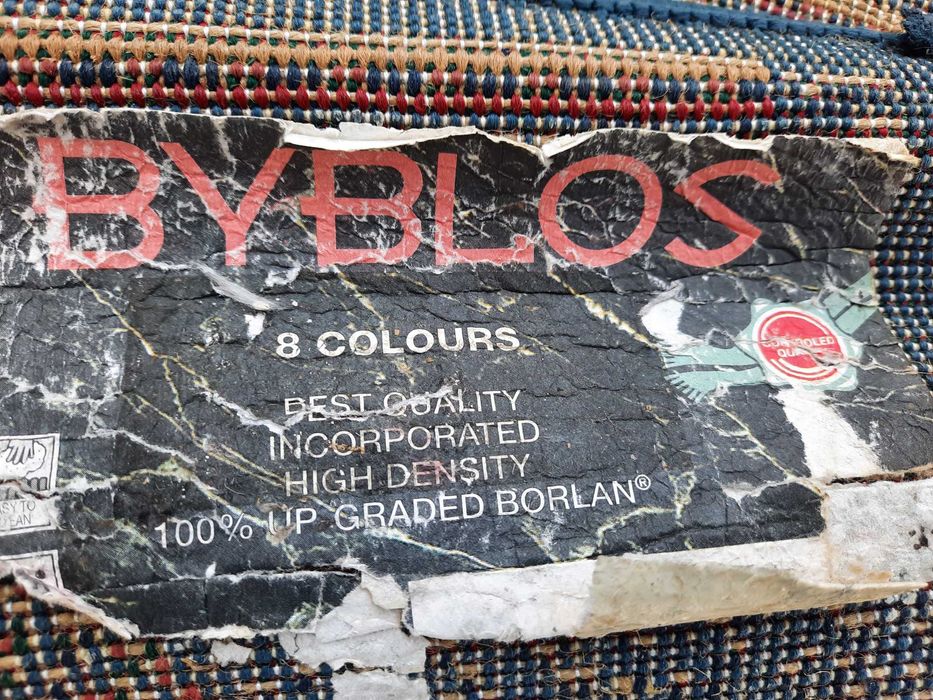 Килим с размери 110 х 57 см.