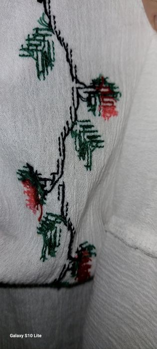 Ie tradițională cusuta manual