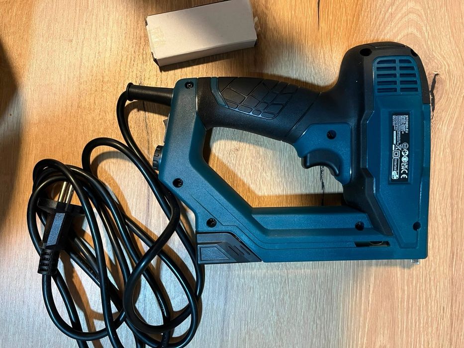 Pistol de bătut cuie și capse nou cu acumulator RAPID BTX606, am și capsator NeuMaster NTC0060