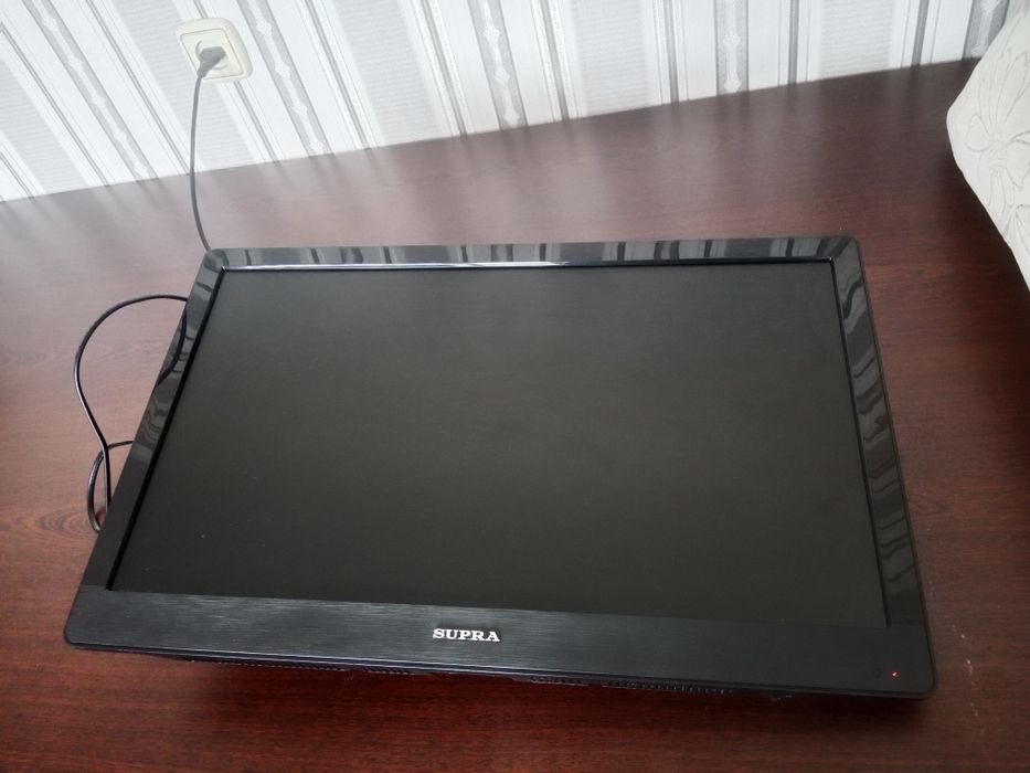 Телевизор Supra  с кронштейном