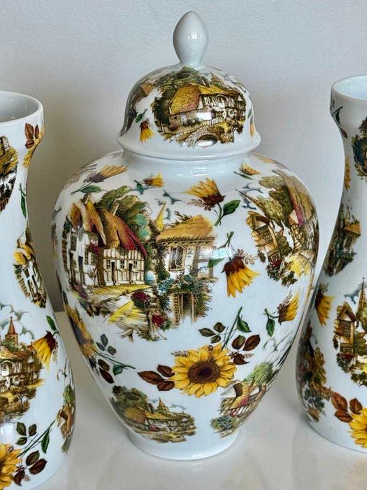 Винтидж сет от три големи порцеланови вази