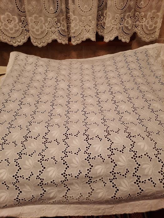 Fata de perna alba din bumbac cu broderie sparta.