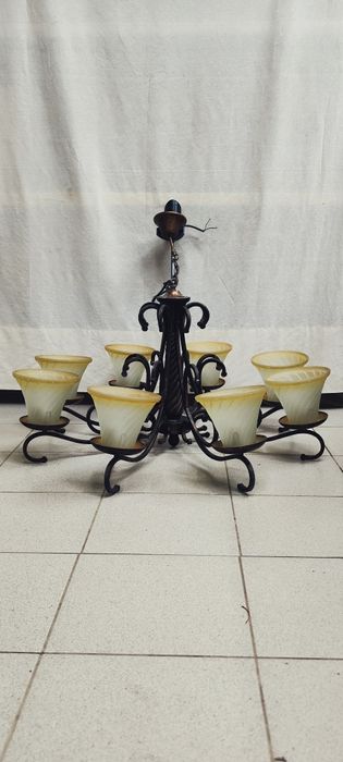 Продам люстру на 8 лампочек