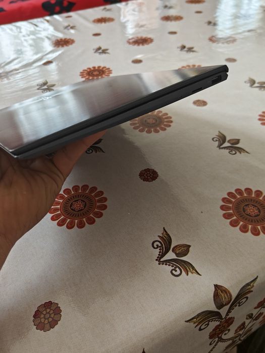 Asus ZenBook 13 cu procesor i7 11th RAM  16 GB Ssd  512 GB