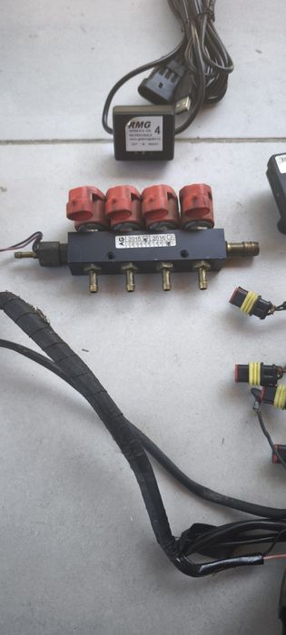Kit GPL Premium: Calculator ECU Zenit PRO + Injectoare Hana Roșii (4 cil)
