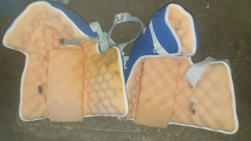 Cârje  carjă ca noi și orteza  orteza pentru imobilizarea la  calcai