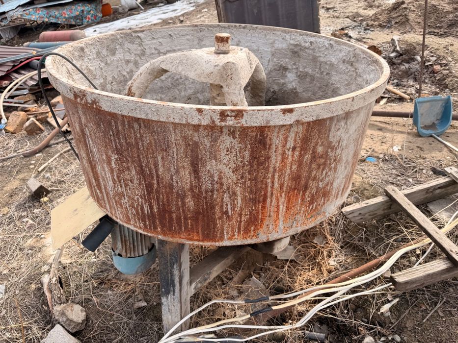 Бетономешалка и станок для кирпичей