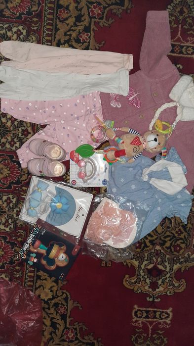 Пакет вещей и игрушек  на девочку на годик!