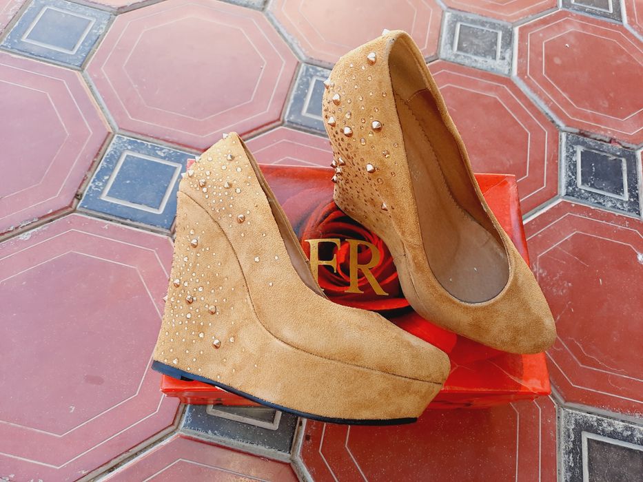 Новые и неношеные туфли