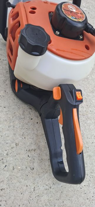 Mașina de tuns gard viu