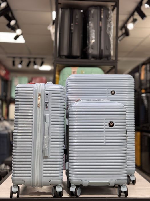 3 чемодана по акции противоударные