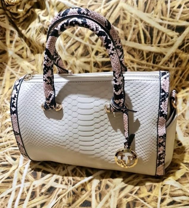 Дамска чанта от изкуствена кожа със змийски мотиви .Нова