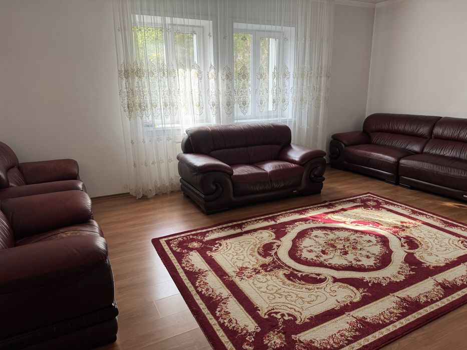 Продам мягкий кожаный уголок.