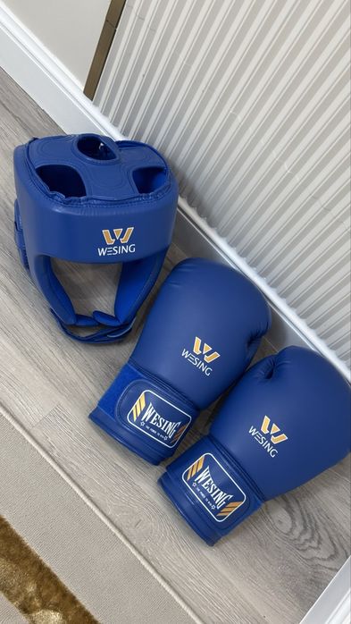 Боксерский перчатка и шлем