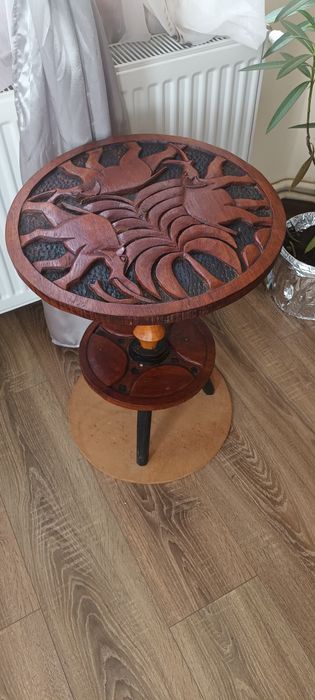 Măsuță sculptată