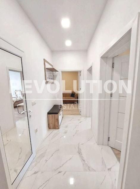 Дава се под наем Тристаен апартамент в Варна, Център - 91 кв.м за 947.58 € - Снимка #7